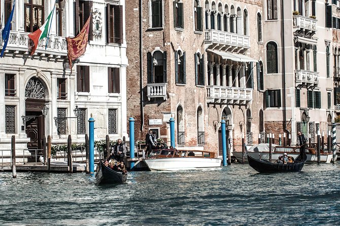 Shared arrival transfer – Venice train or bus station to Venice hotels Discounts and Cashback